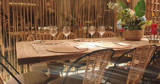 Nuestra mesa, compartida con una pareja sentada en el otro extremo.