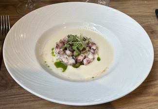 Ajo blanco con tartar de pulpo y aceite de albahaca