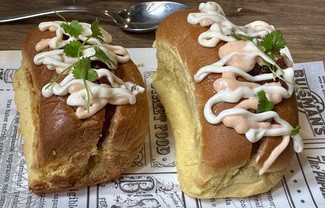 Tartar de atun con brioche, mahonesa de limón y picante
