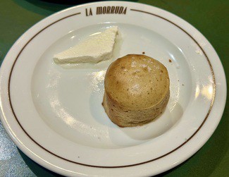 Coulant de almendra salada con helado de nata ahumada
