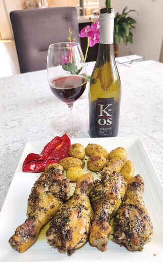 Con unos muslitos de pollo de corral en masala con papas chaucha y pimiento