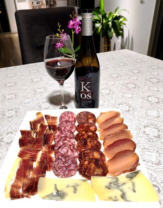 Con nuestro surtido de queso trufado de oveja, embutidos y jamón ibéricos