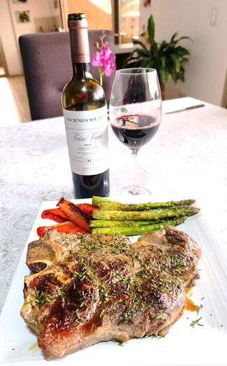 Con un jugoso Porterhouse de 1 Kg al romero