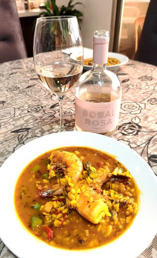 Con un fabuloso arroz caldoso de langostinos.