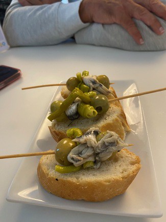 Pincho de anchoa con piparra, un clásico.