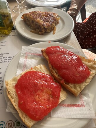 tostadas y tortilla con cebolla