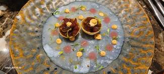 Carpaccio de vieiras, panipuri relleno con tartar de atún Balfegó