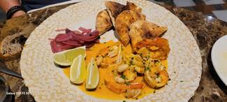 Curry de gambas con leche de coco y pan de pita al horno Kamado