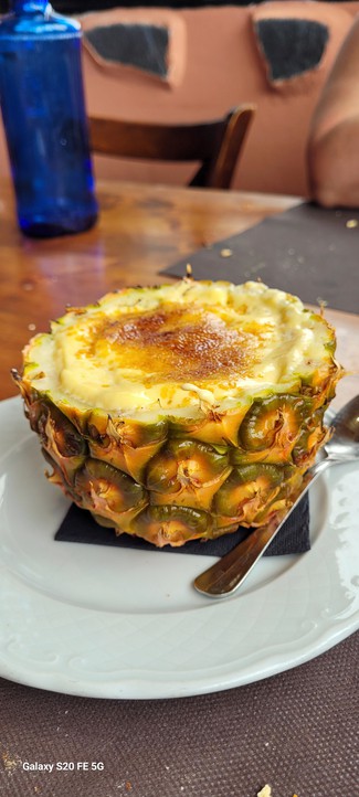 Piña del Hierro con crema quemada