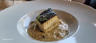 rodaballo sobre una salsa au "beurre blanc"