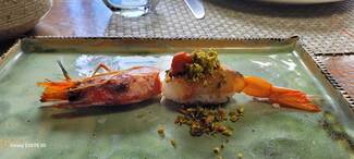 Niguiri de gamba triple cero, en dos cocciones, cabeza a la brasa y cuerpo terminado con picadita de pan, almendras, perejil, romesco y soja