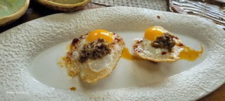 Niguiris de huevo de codorniz ecológicos con pasta de trufa y soja