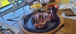 Chuleton de vaca canaria a la brasa (1,150 Kg) acompañada de papas fritas y pimientos asados en horno de leña
