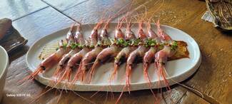 Sashimi de gamba canaria macerado en aceite de carbón y lima, con vinagreta de miso-calamar