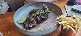 Puntas de higado encebollado con papas fritas