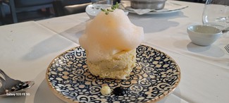Ensaladilla de papa negra, cangrejo real, espuma de alioli y olivas crujientes
