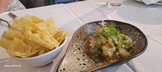 Ceviche de gambón, mandarina, manzana ácida, crema de aguacate y cilantro tierno.