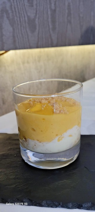 Espuma de parchita, crumble y corazón de amaretto helado