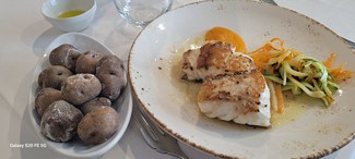 Cherne con verduras salteadas y papas negras
