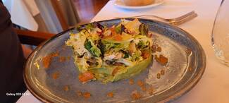 Tartar de trucha imperial con crema de aguacate