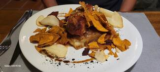 Cochinillo del "Señorito" en dos cocciones con salsa de vino y miel.