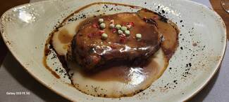 Paletilla de cordero de Aquí, parmentier trufada, "fresas y guisantes"