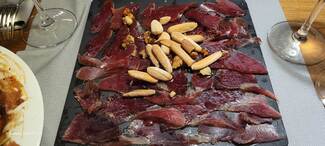 Cecina de vaca suprema ancestral madurada, AOVE, nueces caramelizadas y picos