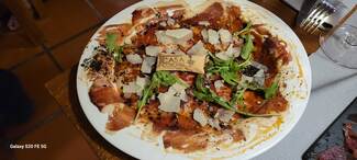 Carpaccio de vaca ancestral con salsa ponzu, parmesano, rúcula y frutos secos