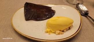 Tarta húmeda de puro chocolate con sorbete de mandarina
