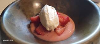 Emulsion de fresa, aceite de oliva, fresas aliñadas y nata infusionada en PX.