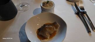 Rillette de carrillera, piel de bacalao y ensalada de manzana y apio.