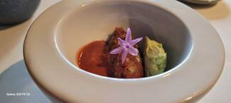 Tartar de tomate , gazpacho de cereza y pesto