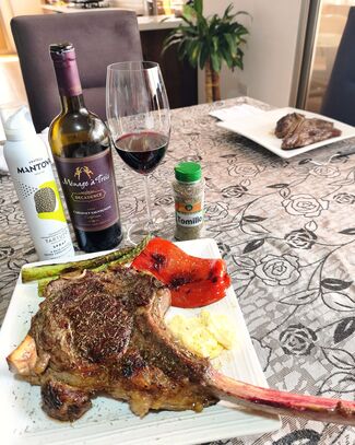 Con el Tomahawk al romero con pimientos, trigueros y all-i-oli.