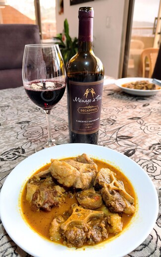 Con un exquisito rabo de toro guisadito.