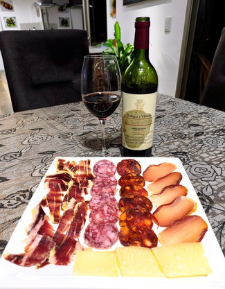 Con nuestro surtido de queso curado de oveja, embutidos y jamón ibéricos