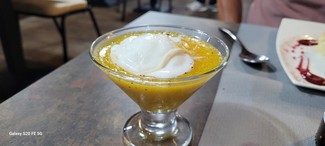 Sopa refrescante de Maracuya con helado de yogourt