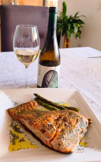 Con un salmón al eneldo con AOVE y trigueros