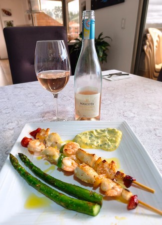 Con las brochetas de pescado