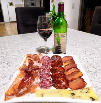 Con nuestro surtido de queso de oveja trufado, embutidos y jamón ibéricos
