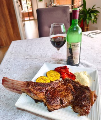 Con el Tomahawk con papas, pimientos y all-i-oli