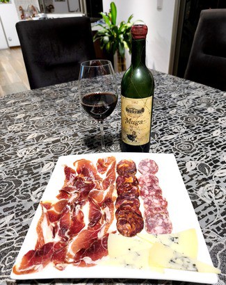 Con nuestro surtido de queso de oveja trufado, embutidos y jamón ibéricos