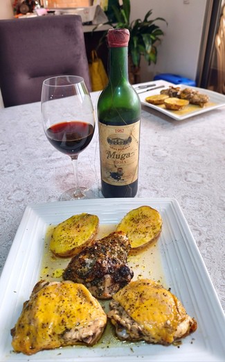 Con unos muslos de pollo de corral al horno con sus papitas