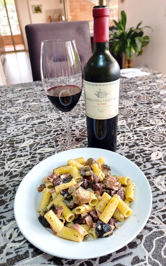 Con unos rigatoni con panceta, portobellos y trufa