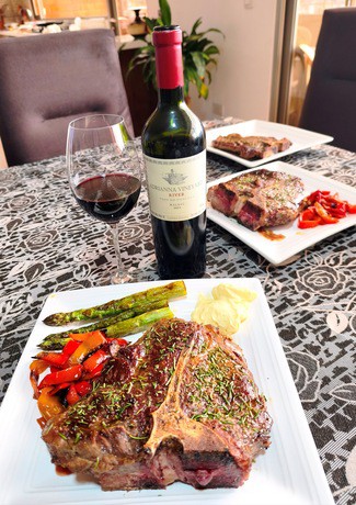 Con un Porterhouse de 1 Kg al romero con pimientos, trigueros y all-i-oli.