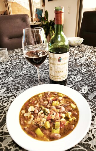 Con unos frijolitos con panceta y jamón.