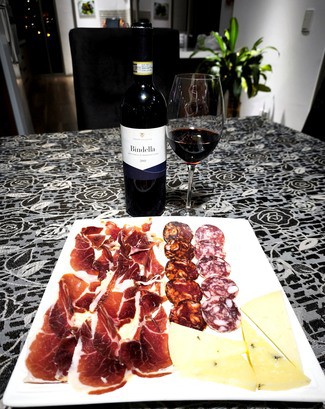 Con el surtido de queso trufado de oveja, embutidos y jamón ibéricos
