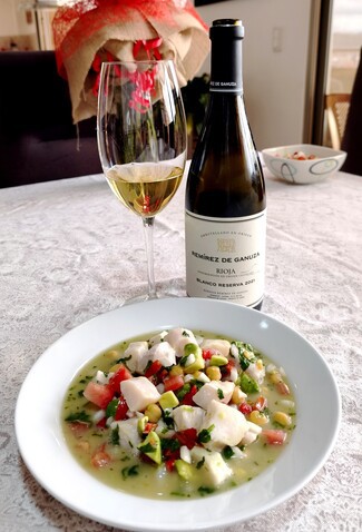 Con un ceviche de angelote con garbanzos y aguacate