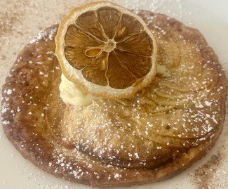 Tarta fina de manzana con mantequilla salada y helado de vainilla
