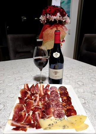 Con el surtido de queso de oveja trufado, embutidos y jamón ibéricos