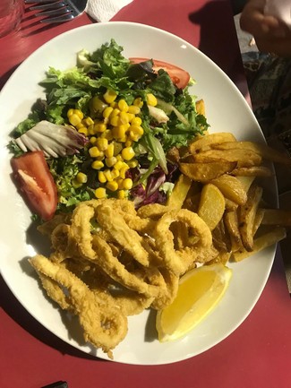 calamares y ensalada